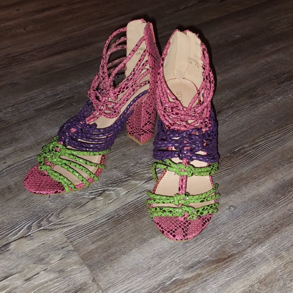 Shoe dazzle Estrella strappy  snakeskin chunky heel sandals Sz 7.5